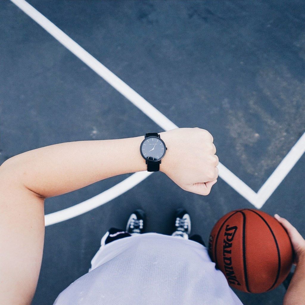 כיצד לבחון שעון גברים שמתאים לספורט